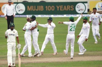 আত্মঘাতী ব্যাটিংয়ে বিপদে বাংলাদেশ