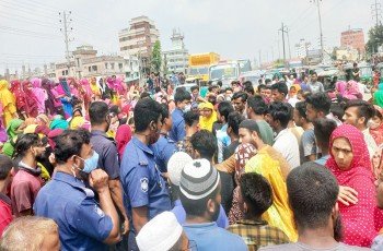 শ্রমিক অসোন্তষ: লিংক রোড অবরোধ: পুলিশের সঙ্গে সংঘর্ষ