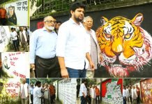 ছাত্র-জনতার অভ্যুত্থানের গ্রাফিতি দেখলেন প্রধান উপদেষ্টা
